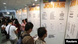 Képzettséget igénylő külföldi munkalehetőségek közül válogatnak az érdeklődők egy manilai állásbörzén 2012. március 19-én (a kép illusztráció)