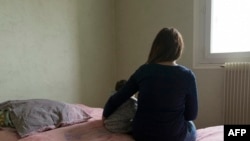 Majka i dijete, prizor iz jedne sigurne kuće (fotoarhiva)