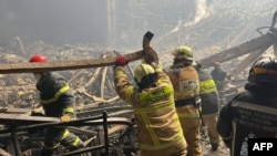 Salvatorii lucrând în interiorul Crocus City Hall, a doua zi de la atacul armat din Krasnogorsk, în apropierea Moscovei.