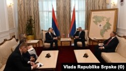 Predsjednik Republike Srpske Radovan Višković (desno) s bjeloruskim ambasadorom u Bosni i Hercegovini Vladimirom Ulahovičem u Banjoj Luci, 10. aprila 2024.