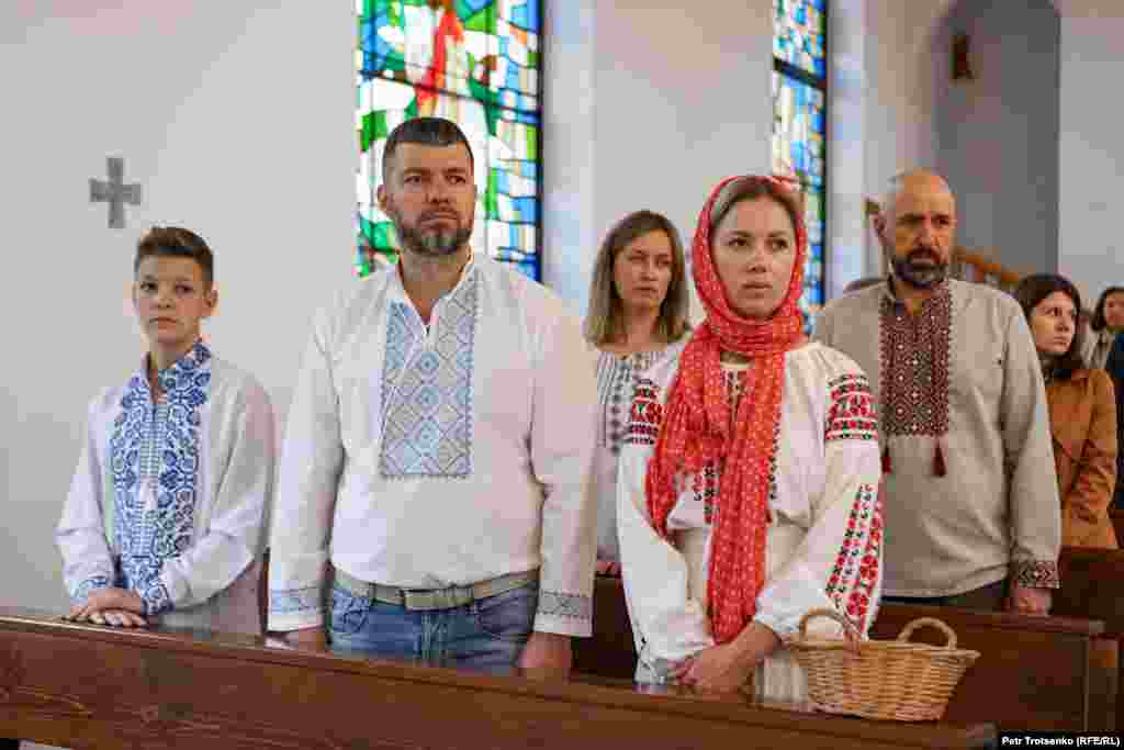 За неимением своего храма в Алматы греко-католические службы проводят в кафедральном соборе Приход Пресвятой Троицы