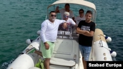 Balra elől Benkő Gábor (aki közpénznyertes vállalkozóként névvel szerepel a cikkben, de az arcát kitakartuk), mellette a palotai Bihal Dávid, mögöttük Szenteczky János (b) volt csepeli és Hintsch György újbudai szocialista politikus, hátul Molnár Zsolt, az MSZP pártigazgatója