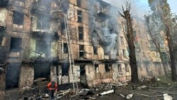 Un membru ale echipelor de salvare lângă blocul de locuințe avariat de un atac cu rachete rusești în Krivoi Rog, în regiunea ucraineană Dnipropetrovsk, la 13 iunie. 