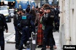 Протестиращи от университета „Сианс По“ са изведени от полицията, 3 май 2024 г.