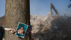 Fotografije djece zakačene su u blizini mjesta gdje su nestala, Kahramanmaraš, Turska, 14. februar.