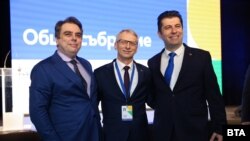 От ляво на дясно: Асен Василев, Николай Денков i Кирил Петков на общото събрание на "Продължаваме промяната", 30 март 2024 г.
