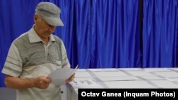 Imagine la o secție de vot din București, la alegerile locale și europarlamentare în România, 9 iunie 2024.