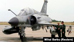 Френски пилоти стоят до изтребител "Мираж 2000".