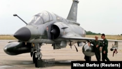 Francia pilóták állnak egy Mirage vadászgép mellett