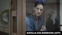 Američki novinar Evan Gerškovič u sudnici uoči saslušanja u Gradskom sudu u Moskvi 18. aprila 2023.