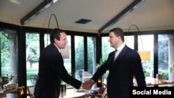 Kryeministri i Kosovës, Albin Kurti në takim me kryetarin e Partisë Demokratike të Kosovës, Memli Krasniqi, më 13 maj në Prishtinë.