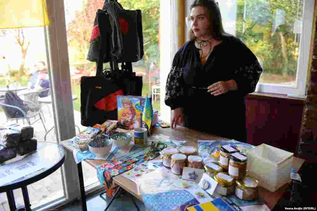 Organizacija je poznata po antiratnim skupovima u Beogradu i kritikama Vladimira Putina.