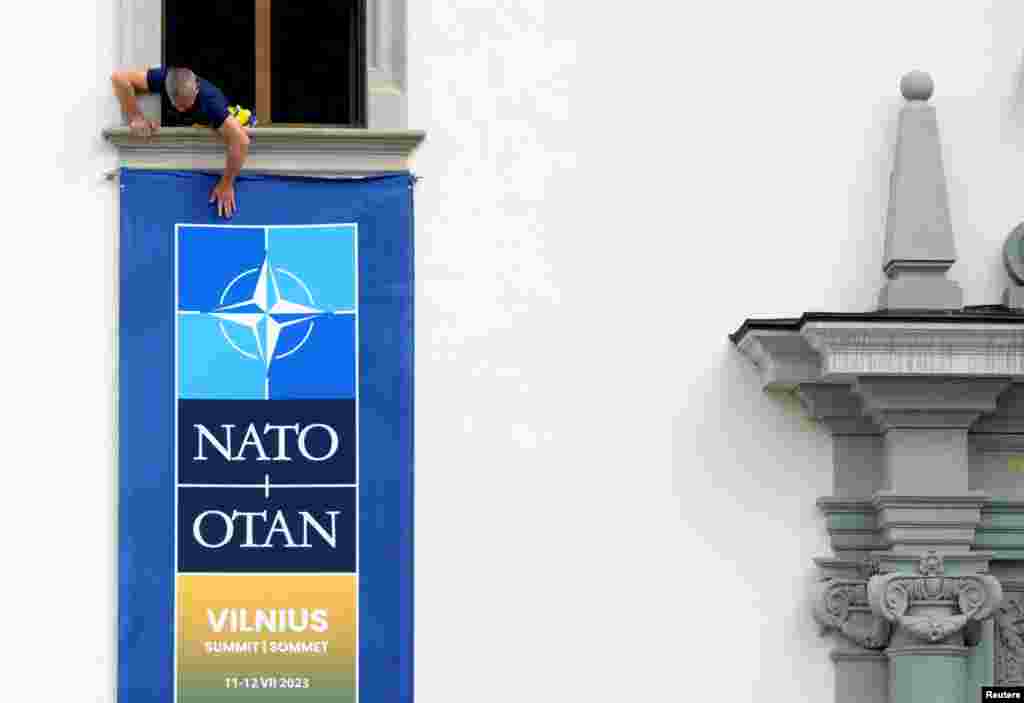 Radnik postavlja transparent NATO samita na zid Palate velikih vojvoda Litvanije u Vilinusu, Litvanija, 10. jula 2023.&nbsp;