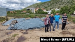 Pčelari pored gomile industrijskog šećera. Fotografija od 26. aprila 2024.