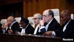 Predsjednik Međunarodnog suda pravde Nawaf Salam (u sredini) obraća se na početku ročišta u slučaju Nikaragva - Njemačka, u Hagu, Holandija, 8. aprila 2024.