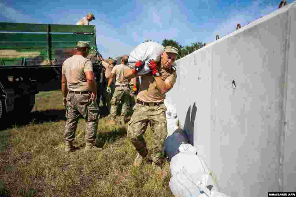 От юли, след като се оттегли от така наречената зърнена сделка, Русия увеличи нападенията си срещу украинската инфраструктура и черноморски пристанища, свързани с износа на зърно.&nbsp;