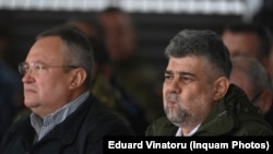 Marcel Ciolacu și Nicolae Ciucă, în impas. Trebuie să se răfuiască la televizor de ochii electoratului, dar știu că, dacă fac echipa și după alegeri, ei doi vor fi câștigați.