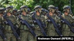 Pjesëtarë të Forcës së Sigurisë së Kosovës gjatë një parade në Prishtinë më 2024.