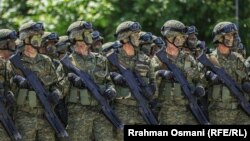 Припадници на Косовските безбедносни сили за време на парада во Приштина, 12 јуни 2024 