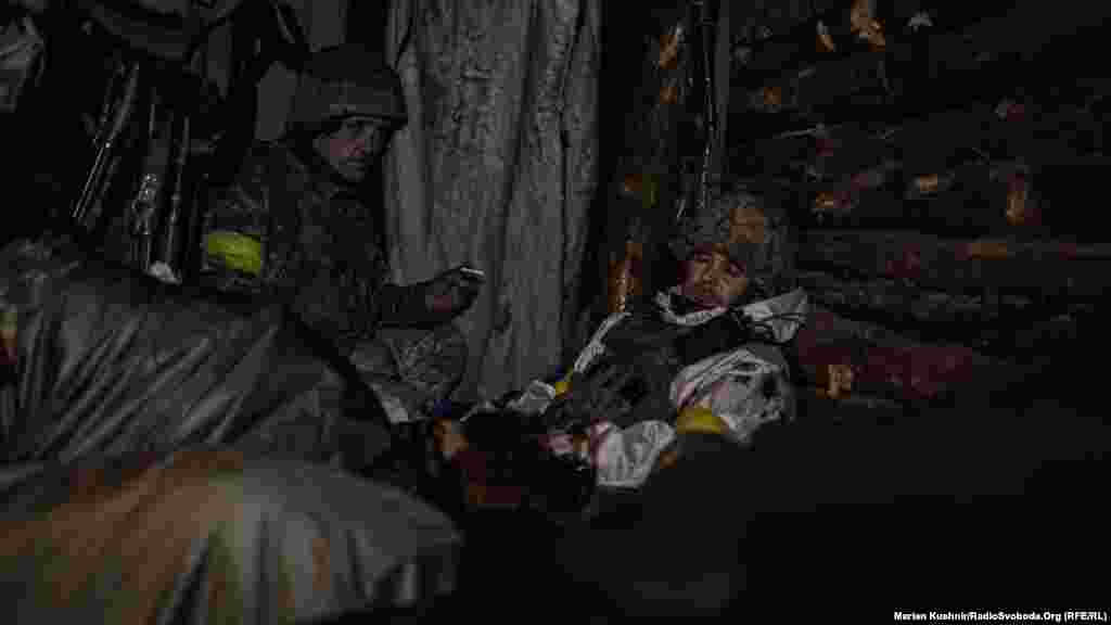 Mivel az árokban kevés a hely, a katonáknak felváltva kell aludniuk, amíg mások a sötétben várakoznak