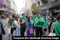 Nicu Ștefănuță și Ana Ciceală (candidată independentă la primăria Sectorului 3) împreună cu creatori de conținut precum Silviu Faiăr, Alexandru Zlăvog și ReallyRux, la strâns de semnături pe Calea Victoriei.