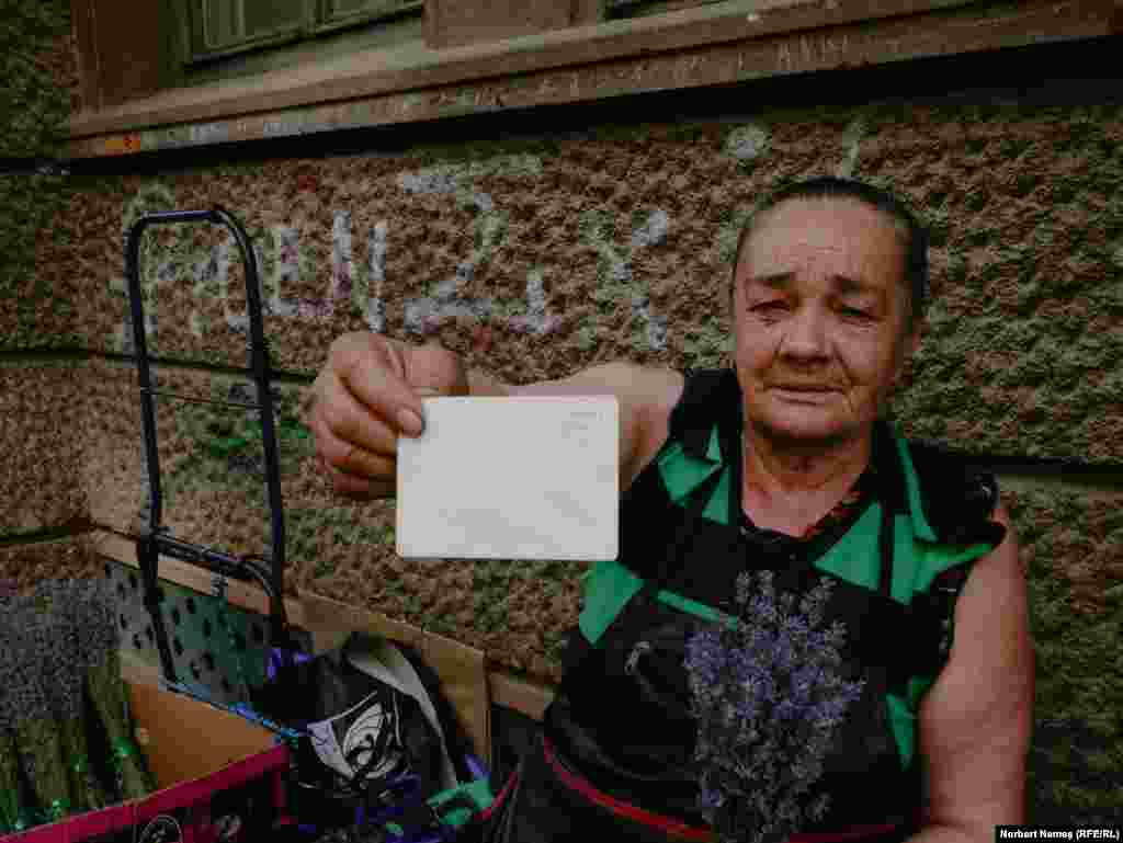 Pe strada Ion Brezoianu din centrul Capitalei, Eugenia (72 de ani), vindea buchete de lavandă cu 5 lei. S-a dus să voteze la prima oră, cum o face de fiecare dată când sunt alegeri. A locuit o perioadă în Spania și spune că a votat și când era plecată în Madrid.