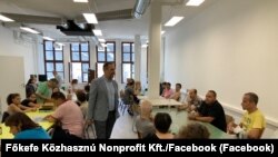 Csizi Péter (korábbi) ügyvezető meglátogatta a Laky Adolf utcai telephelyről a felújított Dózsa György úti telephelyre elköltözött kollégákat