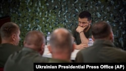 Președintele ucrainean Volodimir Zelenski în timpul vizitei sale la începutul acestei săptămâni la sediul brigăzilor de pe linia frontului lângă Soledar, în regiunea Donețk. 