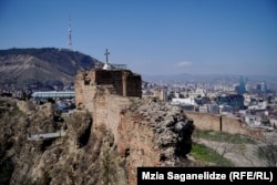 ასე გამოიყურება სტამბულის კოშკი ნარიყალას ციხეზე. ეს ადგილი საბაგირო გზის ზედა სადგურს ესაზღვრება.