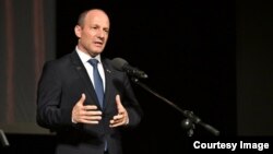 Reuven Azar este diplomat de carieră. În perioada 2014-2018 a fost ambasador al statului Israel la Washington. 