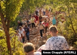 Disa pelegrinë fillojnë udhëtimin për në Malin e Kryqit, ndërsa të tjerët zbresin.