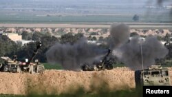 Izraelska mobilna artiljerijska jedinica puca prema Gazi, u blizini granice između Izraela i Gaze, u Izraelu, 1. februara 2024. 