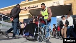 Палестинци пресичат граничния пункт Рафах между Газа и Египет, 1 февруари 2024 г. В тази посока Израел обяви, че ще разшири военните си действия.