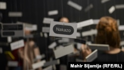 Jedan od komentara na izložbi "Čestitke, sramite se"- glasi "nakazo"; 13. juni 2024. 