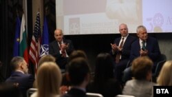 Кенет Мертен, председателят на Народното събрание Росен Желязков и президентът на Атлантическия клуб в България Соломон Паси в хотел Хилтън, където се проведе тържественото събитие.