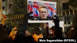 თბილისი. 16 თებერვალი. ოპოზიციონერი ლიდერის, ალექსეი ნავალნის გარდაცვალების შემდეგ, რუსეთის მოქალაქეები თბილისში, რუსეთის ყოფილ საელჩოსთან შეიკრიბნენ. 