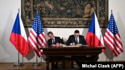 Az amerikai és a cseh külügyminiszter aláírja a dezinformációk elleni fellépésről szóló megállapodást Prágában 2024. május 30-án