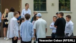 Elevi așteaptă să intre în sălile de clasă pentru a susține examenul de Bacalaureat la limba română, iunie 2023. Centrul de Bacalaureat de la liceul „George Meniuc” din Chișinău. 