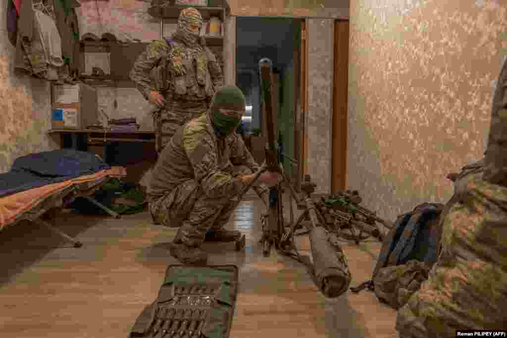 Kuzia își verifică arma. În vârstă de 31 de ani, înalt și lat, cu ochi albaștri, a refuzat să spună câți soldați ruși a ucis. Recunoaște că a suferit de nervi prima dată când a tras într-o țintă umană cu pușca cu lunetă, reușind să nimerească abia la al treilea foc. Dar de atunci nu a mai avut această problemă. &nbsp; &bdquo;Nu mai am nicio ezitare când vine vorba să apăs pe trăgaci&quot;, spune el. &bdquo;La naiba, din punctul meu de vedere, el este inamicul! El a intrat la mine acasă. Nu eu m-am dus la casa lui!&quot;