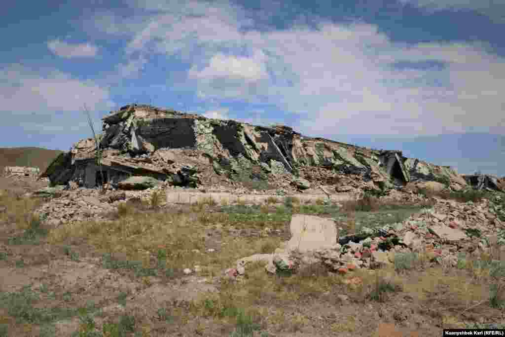 Na lokalitetu se vide ruševine kasarne. Tokom 40 godina, poligon Semipalatinsk bio je masivni eksperiment o efektima nuklearnih eksplozija na kopnu, vodi, životinjama i ljudima. Ukupno 456 nuklearnih eksplozija održano je na poligonu Semipalatinsk tokom četiri decenije. Ukupni učinak eksploziva bio je 250 puta veći od bombe koja je sravnila Hirošimu sa zemljom 1945.