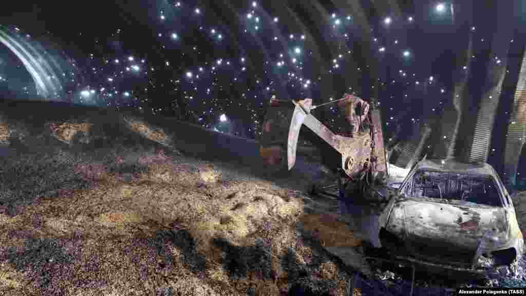 Egy lyukakkal teli raktárépület az oroszok által ellenőrzött területre mért csapás után a Zaporizzsjai területen. A kép szeptember 3-án készült. Olekszandr Tarnavszkij ukrán dandártábornok egy szeptember 2-án megjelent interjúban azt mondta, hogy az ukrán csapatok &bdquo;most az első és a második védelmi vonal között&rdquo; vannak Dél-Ukrajnában