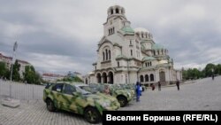 Колите пред площад "Свети Александър Невски" в София