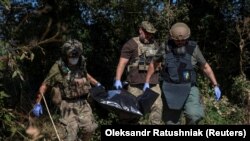 Orosz katonák maradványait szedik össze, hogy hadifoglyokra vagy saját halottaikra cseréljék