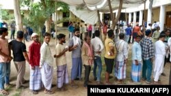 Glasači u redovima ispred biračkih mesta u gradu Varanasi u državi Utar Pradeš, 1. jun 2024.