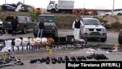 Oružije koje je kosovska policija prikazala nakon zaplene u selu Banjska