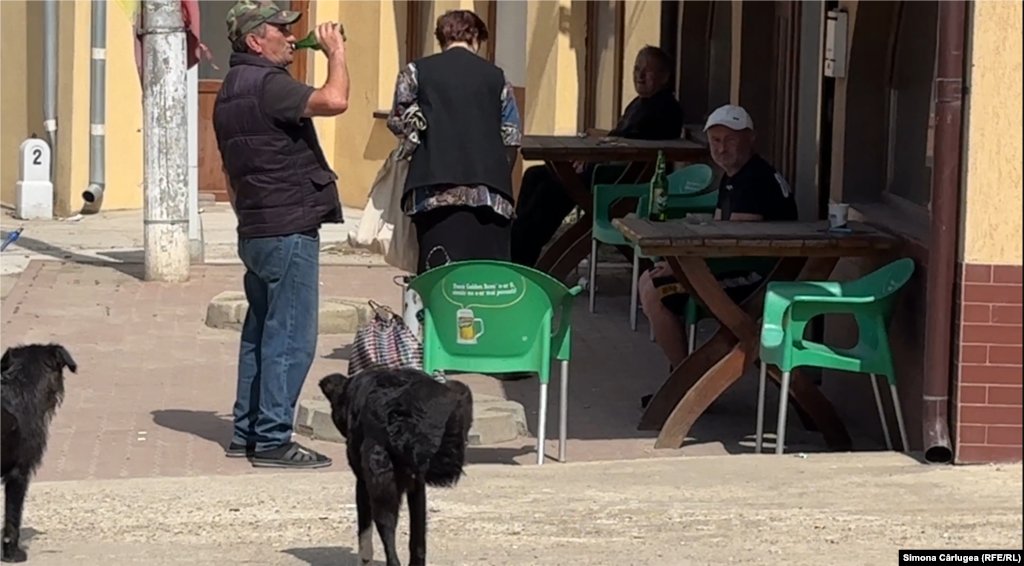În fața barului din centrul comunei Plenița.&nbsp;
