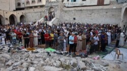 Molitve među ruševinama u Gazi prvog dana Bajrama