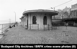 A hajóállomás jegypénztárára festett apró horogkeresztek a Dunakorzón. A felvétel 1971 és 1972 között készült