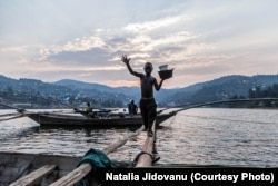 Izabayo, un băiețel de 13 ani, părăsește barca pe care a lucrat noaptea împreună cu 10 pescari.