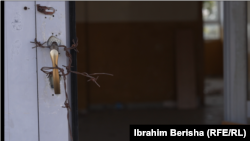 Një shkollë e mbyllur në Kosovë. 